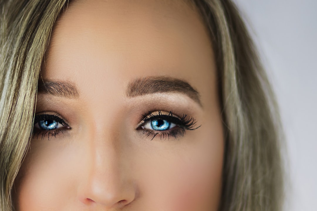 A Five Minute Eye Look for Mornings When You Are Already Running Late - eyes & brows